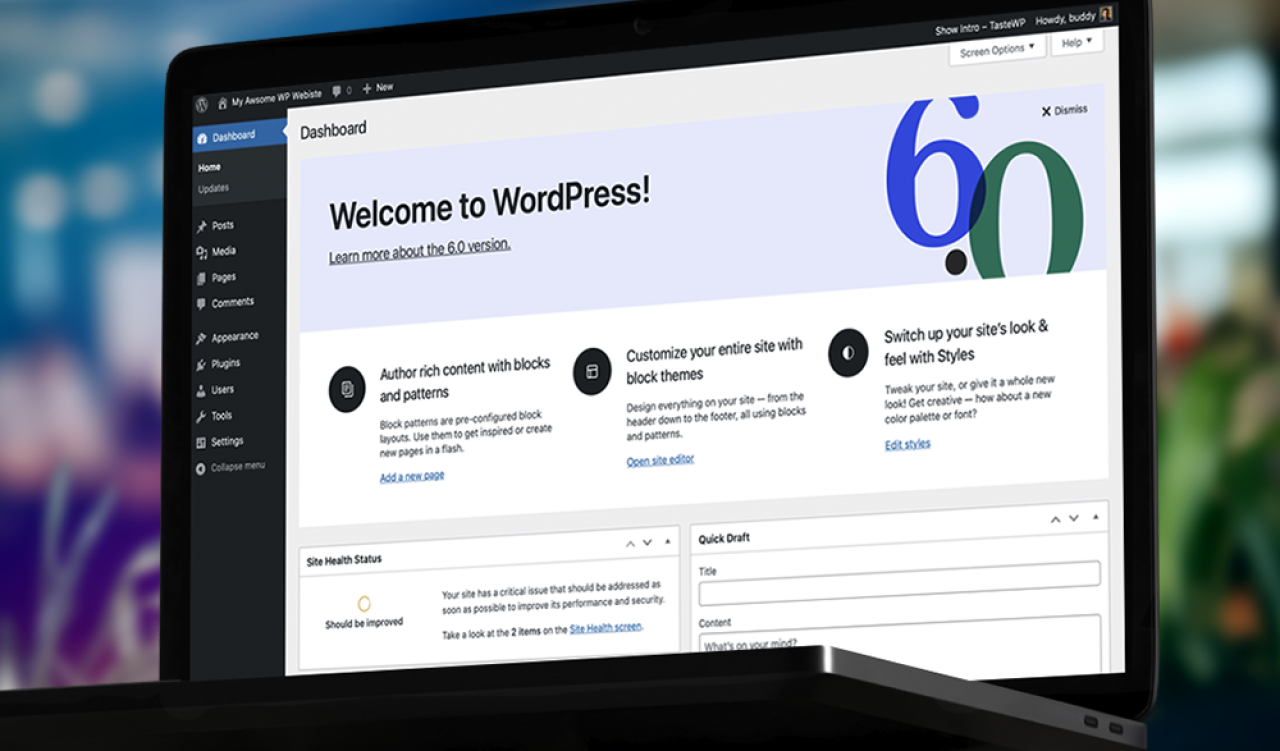 Computerbildschirm zeigt WordPress-Dashboard mit Willkommensseite; linke Seitenleiste mit Menü, Hauptbereich mit Info-Kacheln und Status-Widgets. Text im Bild: 