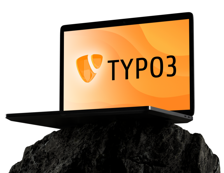 Aufgeklappter schwarzer Laptop zeigt auf orangefarbenem Bildschirm ein schildförmiges orange-weißes Logo und den Schriftzug TYPO3; Gerät steht auf einem dunklen Felsen vor schwarzem Hintergrund.
