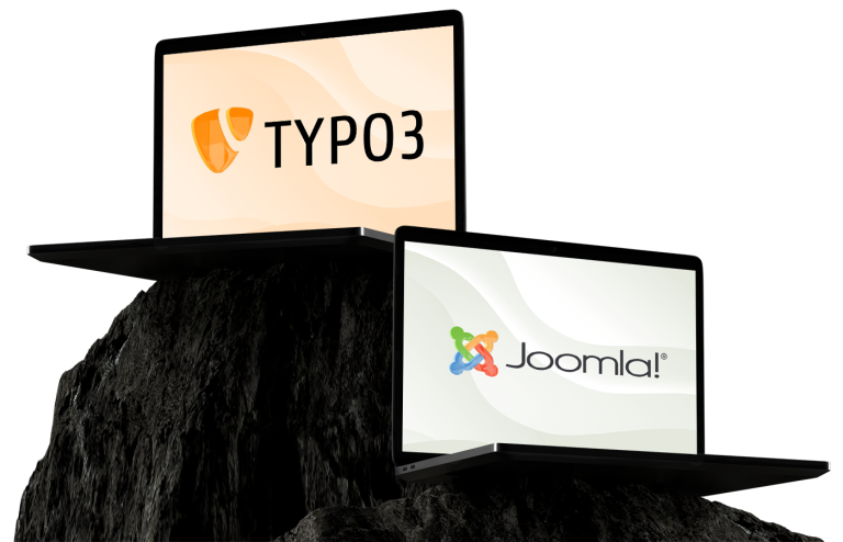 Zwei offene Laptops zeigen die Texte 'TYPO3' und 'Joomla!'; einer links oben mit orange-beigem Bildschirm, einer rechts unten mit hellem grünlichem Bildschirm, beide auf dunklen Felsblöcken.