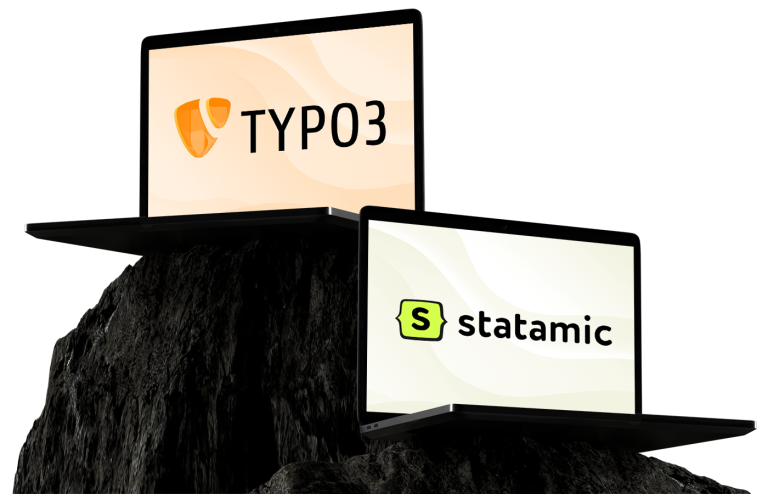 Zwei geöffnete Laptops zeigen auf ihren Bildschirmen das orange Schildlogo und den Text TYPO3 sowie ein grünes „s“-Icon und den Text statamic; sie stehen versetzt auf dunklen Felsvorsprüngen, Bildschirme mit hellem, pastellfarbenem Hintergrund.
