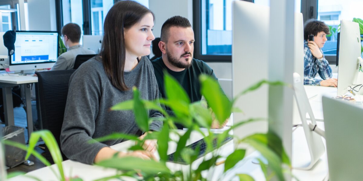 SEO Team der Homepage Helden bei der Arbeit im Hamburger Büro