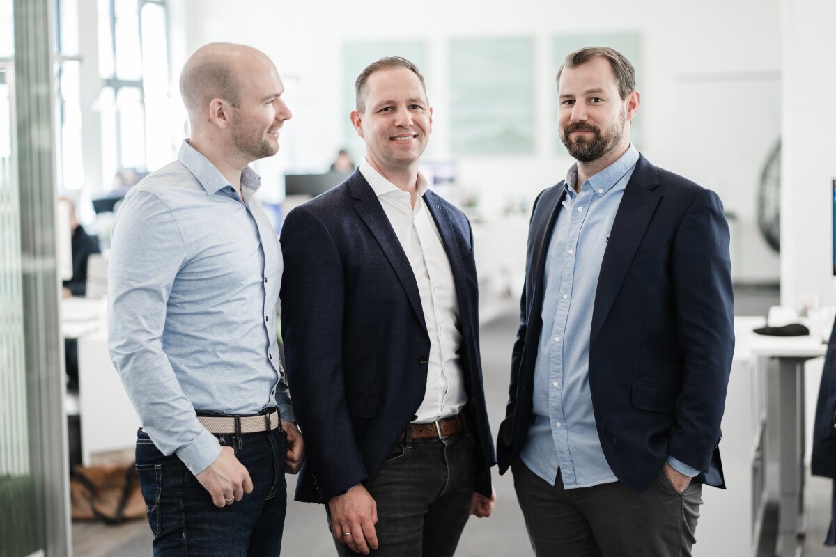 Das Team der Agentur Homepage Helden im hellen Open-Space-Büro in Hamburg.