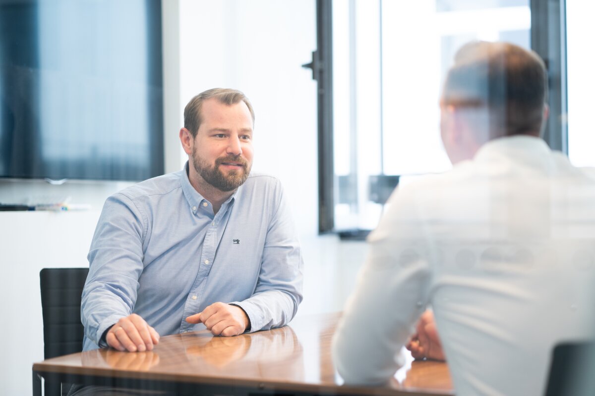 Persönliches Konzeptgespräch bei Homepage Helden am Besprechungstisch.