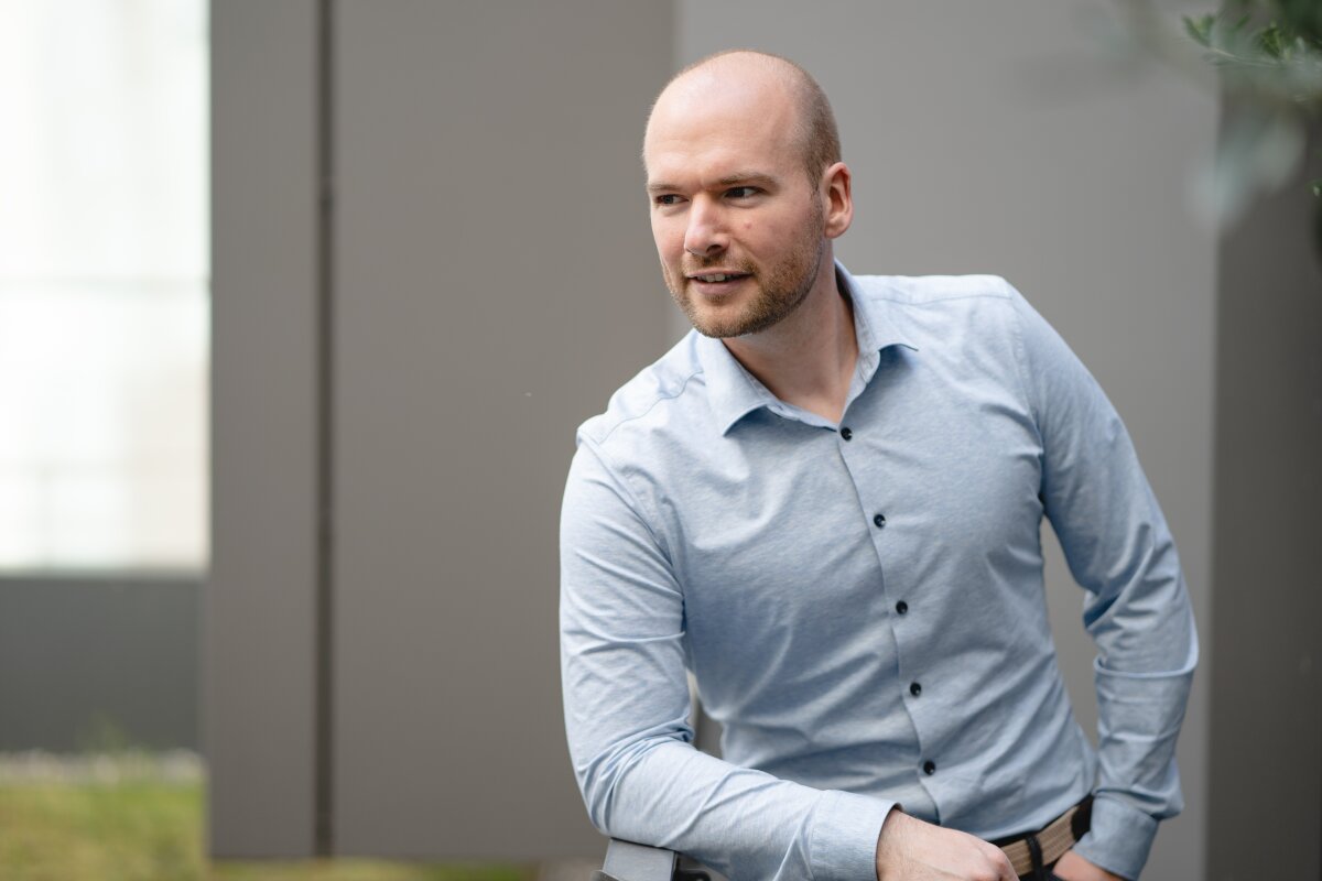 Mitarbeiter von Homepage Helden im hellblauen Hemd im Büro.