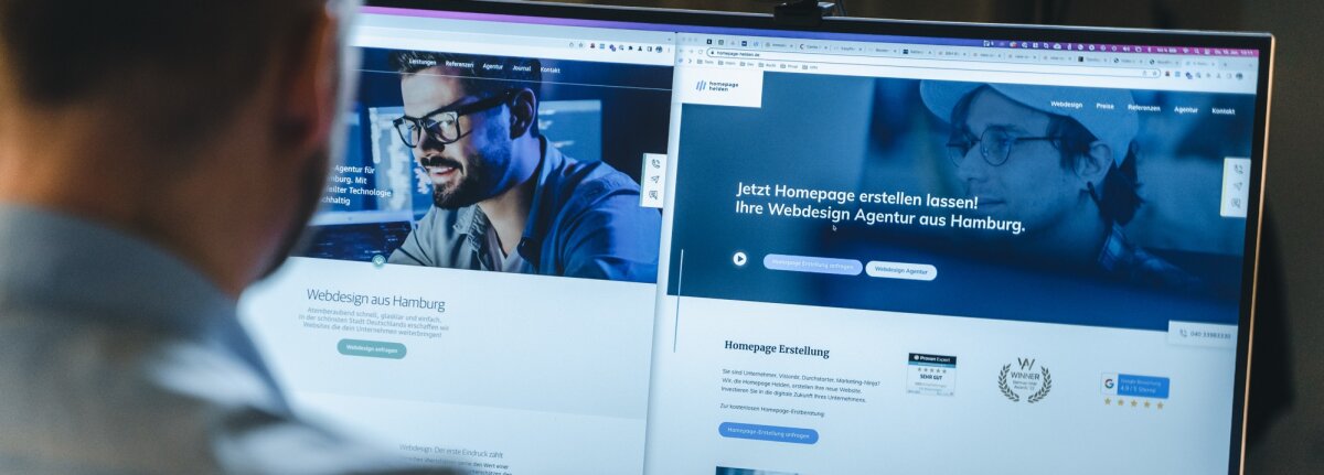 Zwei Monitore zeigen die Website von Homepage Helden während der Neugestaltung.