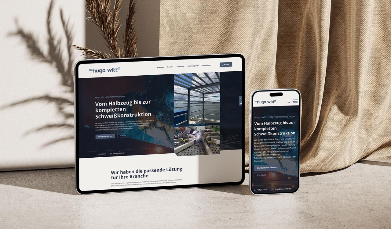 Tablet und Smartphone zeigen gleiche Website mit Produktfoto, auf Betonboden vor beigem Vorhang; Text im Bild: 