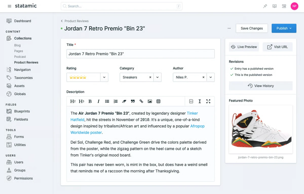Bearbeitungsansicht eines Eintrags im Statamic-Backend: links die Navigation mit Collections, Taxonomien und Assets, in der Mitte die Felder Titel, Bewertung, Kategorie, Autor und ein Texteditor, rechts die Veröffentlichungsleiste mit Live-Vorschau und Versionsstand