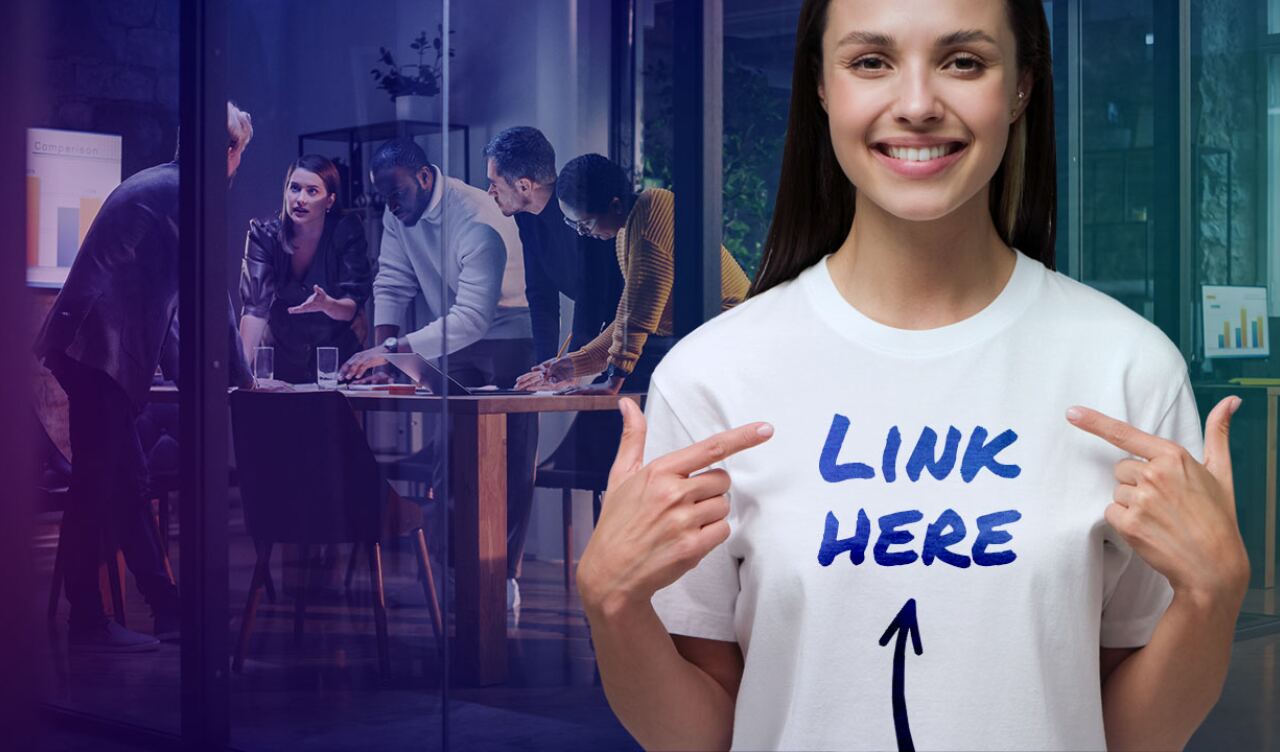 Frau trägt ein T-Shirt mit der Aufschrift: Link here