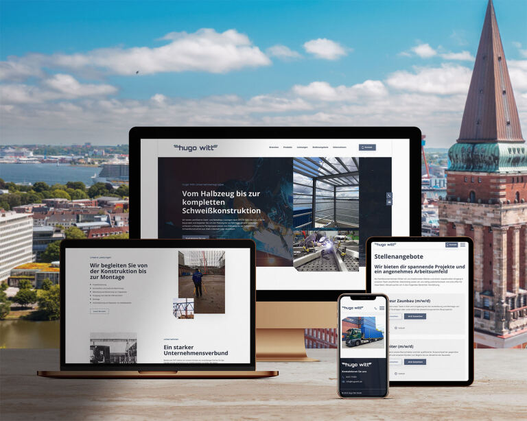 Mehrere Bildschirme (Desktop-Monitor, Laptop, Tablet, Smartphone) zeigen Unternehmens-Webseiten mit Texten: „hugo witt“, „Vom Halbzeug bis zur kompletten Schweißkonstruktion“, „Wir begleiten Sie von der Konstruktion bis zur Montage“, „Ein starker Unternehmensverbund“, „Stellenangebote – Wir bieten dir spannende Projekte und ein angenehmes Arbeitsumfeld“. Auf Holztisch vor städtischem Panorama mit Kirche und Wasser.