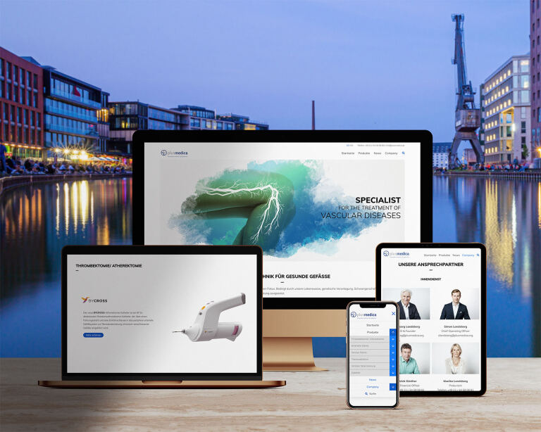 Mehrere Gerätebildschirme (Desktop, Laptop, Tablet, Smartphone) zeigen eine medizinische Website: 