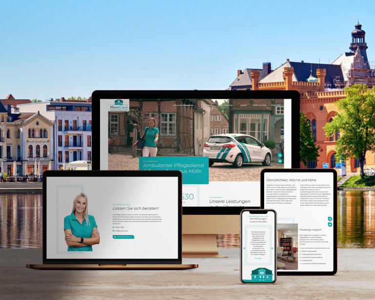 Mehrere Bildschirme (Desktop, Laptop, Tablet, Smartphone) zeigen eine Pflegedienst-Website mit Foto einer Pflegekraft und Dienstwagen, auf Holztisch vor Flussufer und historischen Gebäuden. Text im Bild: „Lassen Sie sich beraten!“, „Ambulanter Pflegedienst“, „Unsere Leistungen“, „Gemütlichkeit, Wärme und Nähe“.