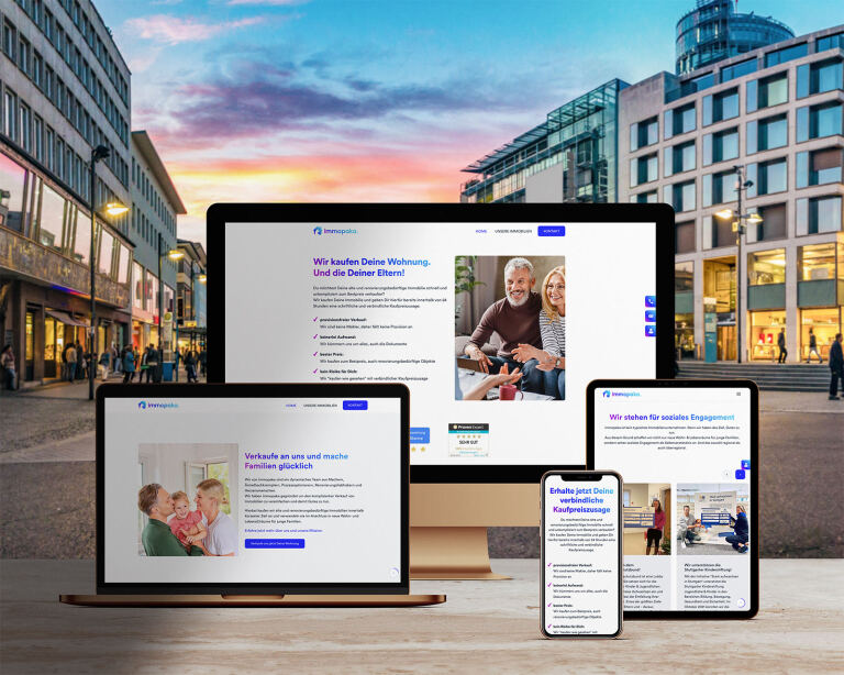 Mehrere Bildschirme (Desktop, Laptop, Tablet, Smartphone) zeigen eine Immobilien-Website; sie präsentieren Seiteninhalte; auf einem Holztisch vor einer Fußgängerzone mit Gebäuden und farbigem Abendhimmel. Text auf den Bildschirmen: 