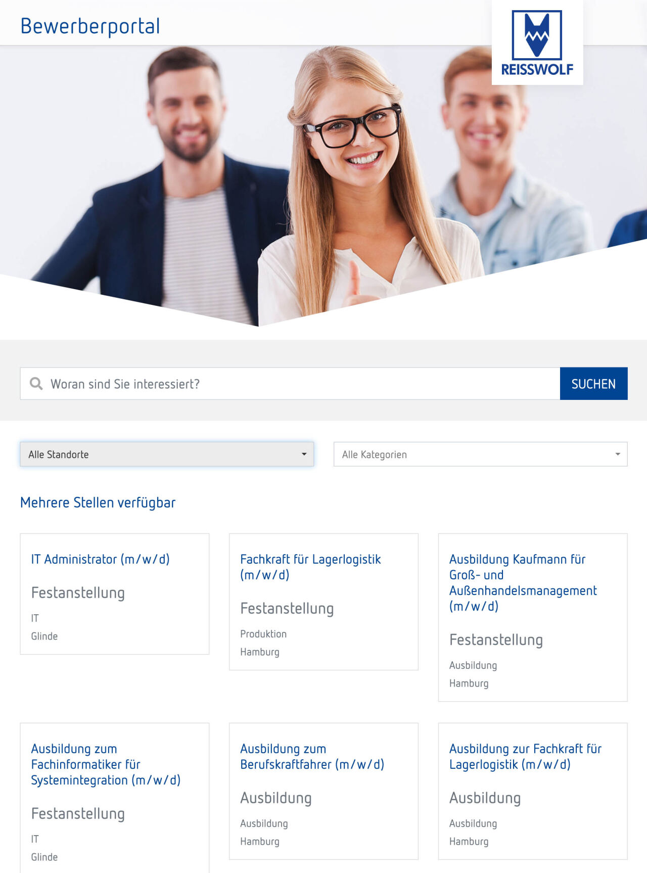 Vorn eine Frau mit Brille zeigt Daumen hoch, vor zwei unscharfen Personen; Kontext: Bewerberportal-Webseite mit Suchfeld und Stellenangeboten. Text: Bewerberportal; REISSWOLF; Woran sind Sie interessiert?; SUCHEN; Alle Standorte; Alle Kategorien; Mehrere Stellen verfügbar; IT Administrator (m/w/d) Festanstellung IT Glinde; Fachkraft für Lagerlogistik (m/w/d) Festanstellung Produktion Hamburg; Ausbildung Kaufmann für Groß- und Außenhandelsmanagement (m/w/d) Festanstellung Ausbildung Hamburg; Ausbildung zum Fachinformatiker für Systemintegration (m/w/d) Festanstellung IT Glinde; Ausbildung zum Berufskraftfahrer (m/w/d) Ausbildung Ausbildung Hamburg; Ausbildung zur Fachkraft für Lagerlogistik (m/w/d) Ausbildung Ausbildung Hamburg.