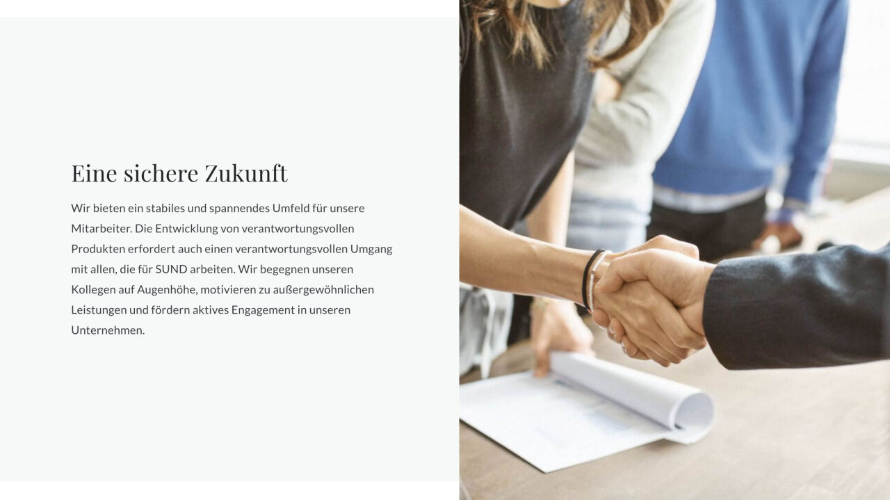 Händedruck zwischen zwei Personen, die sich über einem Tisch die Hand geben; unscharfe Personen und ein aufgerolltes Dokument im Bürohintergrund. Text im Bild: 