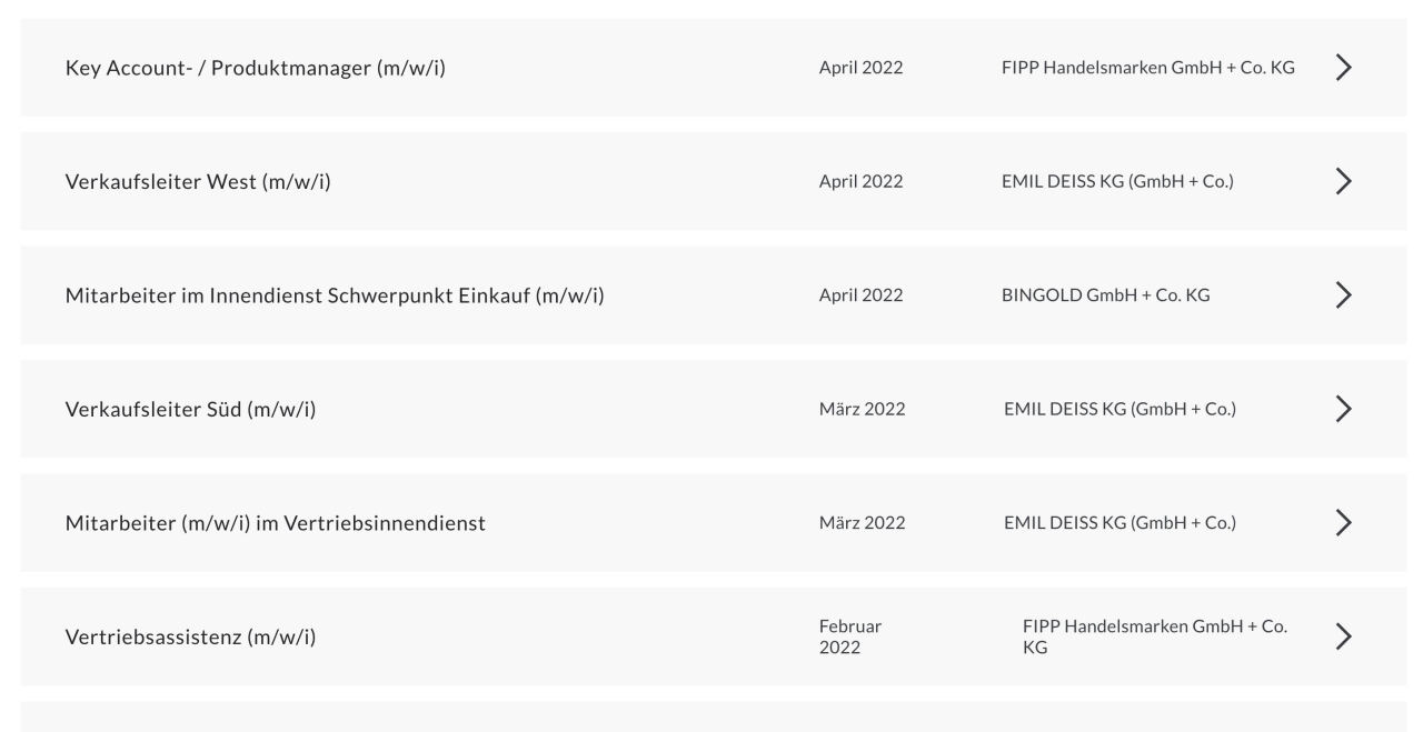Liste von Stellenangeboten – zeigt Titel, Veröffentlichungsmonat und Firmenname in drei Spalten – helle Zeilen mit Pfeil-Symbolen rechts; Einträge: Key Account- / Produktmanager (m/w/i) — April 2022 — FIPP Handelsmarken GmbH + Co. KG; Verkaufsleiter West (m/w/i) — April 2022 — EMIL DEISS KG (GmbH + Co.); Mitarbeiter im Innendienst Schwerpunkt Einkauf (m/w/i) — April 2022 — BINGOLD GmbH + Co. KG; Verkaufsleiter Süd (m/w/i) — März 2022 — EMIL DEISS KG (GmbH + Co.); Mitarbeiter (m/w/i) im Vertriebsinnendienst — März 2022 — EMIL DEISS KG (GmbH + Co.); Vertriebsassistenz (m/w/i) — Februar 2022 — FIPP Handelsmarken GmbH + Co. KG